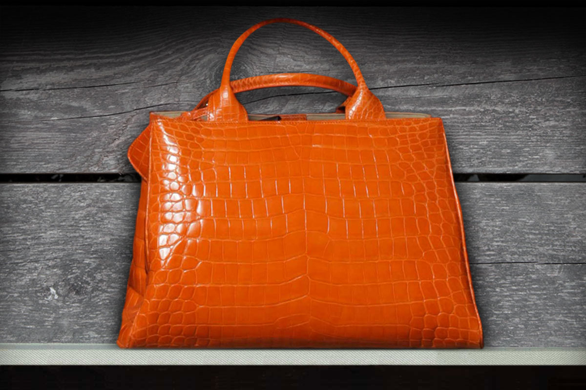 Made in Nile crocodile, the Protea model is available at the Donna Elissa showroom, in the heart of Milan. Size: 45x31x19 (L x H x D)
