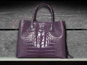 The Donna Elissa showroom in Milan presents Iris, our fine bag in Mississippi alligator is perfect for special occasions. Size: 33 x 27 x 16 (L x H x D)