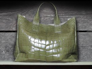 Viburnum bags - made in Italy - are available in Mississippi alligator skin at our Donna Elissa showroom in the heart of Milan. Size: 48 x 36 x 19 (L x H x D)