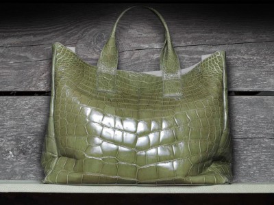 Viburnum bags - made in Italy - are available in Mississippi alligator skin at our Donna Elissa showroom in the heart of Milan. Size: 48 x 36 x 19 (L x H x D)